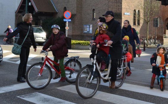 De lichten blijven soms zo lang op rood dat ouders het heft in eigen handen namen en de kinderen over helpen terwijl het eigenlijk rood was.