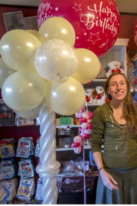 Sofie Aben naast een ballonzuil.