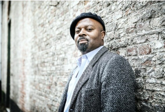 Ben Okri: ‘Ik werkte als Miles Davis: er was al een heel rijke film, ik moest gewoon wat noten toevoegen, als poëzie.’