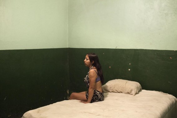 Een drugsverslaafde prostituee in een bordeel: de vrouwenhandel tiert nog welig in Ciudad Juárez.