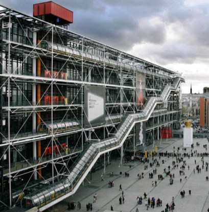 ‘La coiffeuse’ van Picasso (links): terug van veertien jaar weggeweest en op de terugweg naar de plaats waar het hoort: het Centre Pompidou in Parijs (rechts).