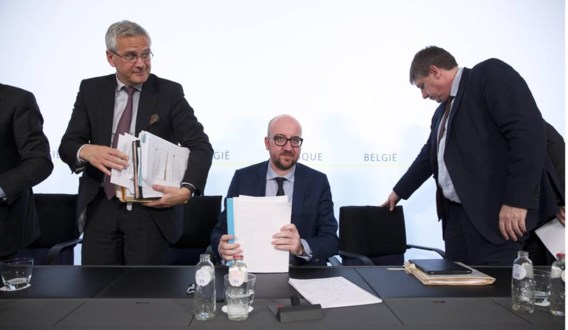 Vooraf nam Michel (m.) zijn ministers Peeters (l.) en Jambon apart.