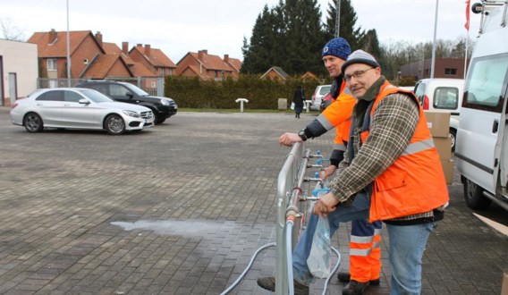 Inwoners halen drinkbaar water aan het bevoorradingspunt in Berkenbos.