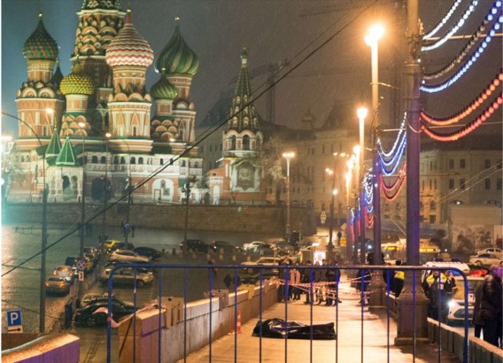 Het lijk van Boris Nemtsov bedekt met een stuk plastic, op een brug nabij het Rode Plein in Moskou.