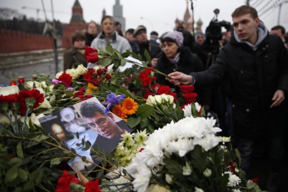 De plek van de moord is gemarkeerd door een imposante berg bloemen. ‘Wij zijn allen Nemtsov’, heeft iemand op een briefje geschreven.
