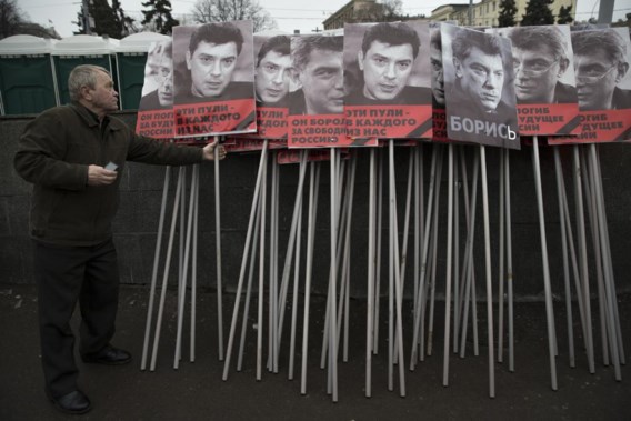 Zondagmiddag in Moskou. De pancartes voor de rouwmars ter ere van de vermoorde oppositieleider Boris Nemtsov staan klaar.