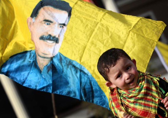 Een PKK-vlag met de beeltenis van Öcalan. 