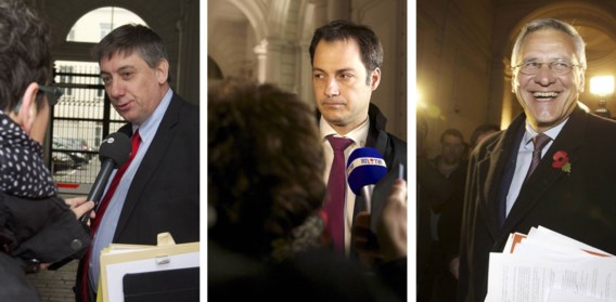 Pas na een lange dag onderhandelen hadden Jan Jambon (N-VA), Kris Peeters (CD&V) en Alexander De Croo (Open VLD) hun antwoord klaar op het sociaal akkoord over de bruggepensioneerden.