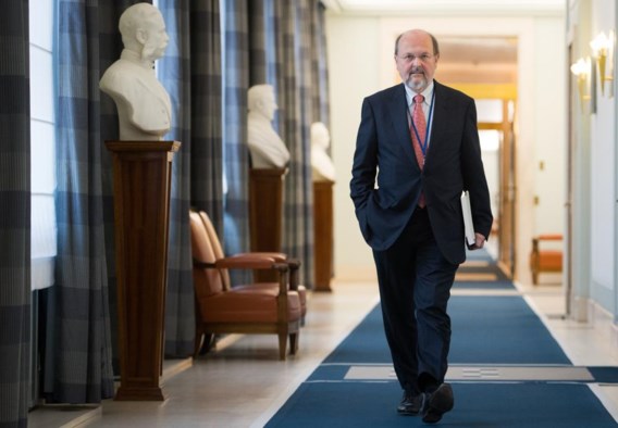 Luc Coene met het jaarverslag van de Nationale Bank.