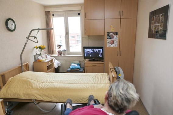 Op haar kamer leeft Lucie op één vierkante meter: met de rolstoel kan ze niet rond het bed. In de nieuwbouw zou haar kamer dubbel zo groot zijn.