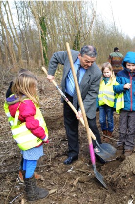 De eerste bomen zijn aangeplant.
