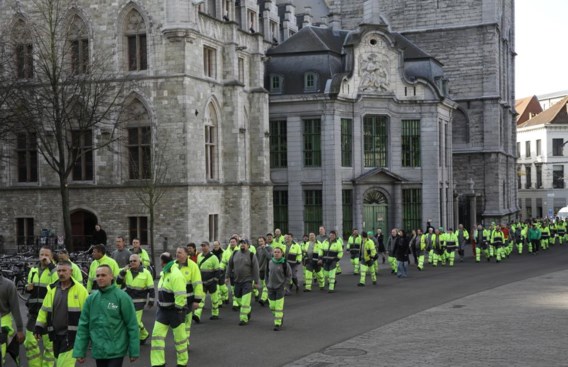 Na de optocht vanuit de Proeftuinstraat ontmoetten de werkmannen schepen Tine Heyse aan het stadhuis.