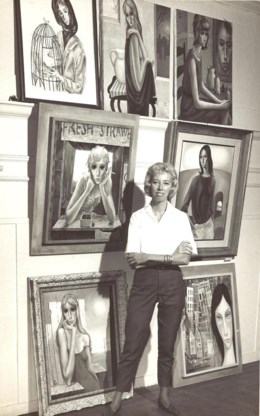 Margaret Keane bij haar schilderijen. Ze kreeg uiteindelijk de erkenning die ze verdiende. 