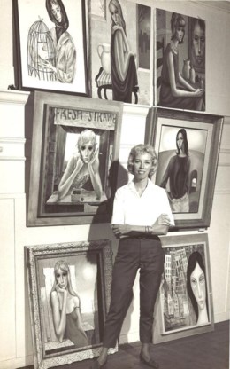 Margaret Keane bij haar schilderijen. Ze kreeg uiteindelijk de erkenning die ze verdiende.