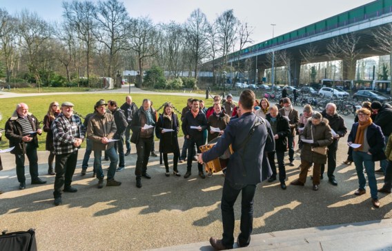 Volkszanger Wim Claeys stak zaterdag de actiegroep een hart onder de riem met zijn ViaduKaduk-lied. 