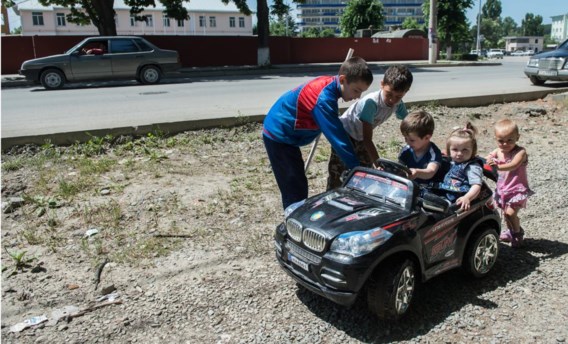 Spelende kinderen in Tschinvali, de hoofdstad van de afgescheurde regio Zuid-Ossetië. Ook Russische soldaten zullen voortaan officieel over hun veiligheid waken.