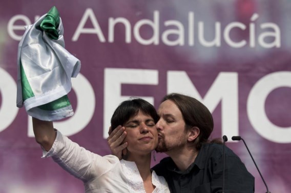Podemos-kandidate Rodríguez krijgt een kus en de steun van partijleider Iglesias. Kan ze in Andalusië de traditionele partijen het vuur aan de schenen leggen? 