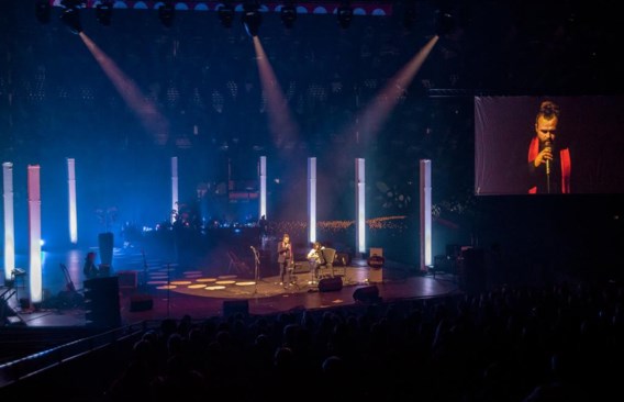 De gapende leegte van het Sportpaleis veranderde in een huiskamer. Mét haardvuur.