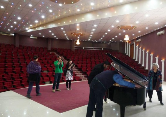 Links: de ontdekking van de concertvleugel in 2013. Rechts: de piano bleef onbeschadigd, maar de concertzaal was er na de bombardementen op Gaza vorig jaar slecht aan toe.