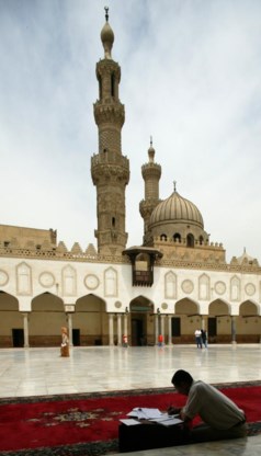 ‘‘Men zegt dat Al-Azhar gematigd is. Dat is onzin. IS, Boko Haram, Al-Qaeda... ze gaan allemaal terug op de manier waarop Al-Azhar de islam interpreteert.’ Foto: de tuin met de moskee van het Al-Azhar Instituut in Caïro.