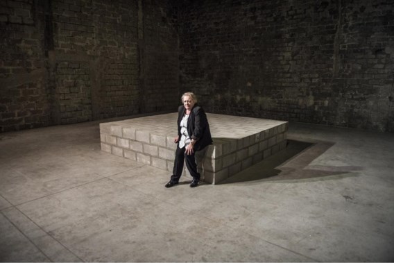 Viviane De Muynck op de scène: een bunker van grijze zelfbouwstenen. Alle gordijnen zijn weggehaald en zelfs de achterpoortjes van Malpertuis zijn dichtgemetseld.