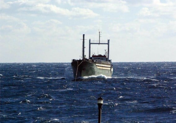 Een vrachtschip met 450 migranten aan boord werd begin januari zonder brandstof in de steek gelaten door mensensmokkelaars.