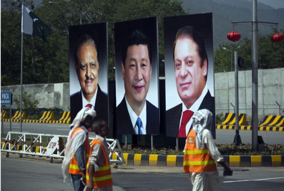 Op welkomstposters in Islamabad wordt de Chinese president Xi geflankeerd door zijn Pakistaanse collega Mamnoon Hussein (l.) en de Pakistaanse premier Nawaz Sharif.