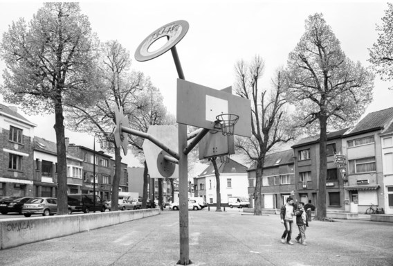 Bordjes met ‘verboden te voetballen’ werden weggehaald op het Fonteineplein.