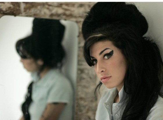 Amy Winehouse stierf op zevenentwintigjarige leeftijd aan een alcoholvergiftiging.