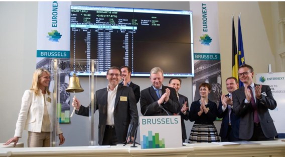 Topman Rudi Pauwels luidt de openingsbel ter gelegenheid van het debuut van Biocartis in Brussel.