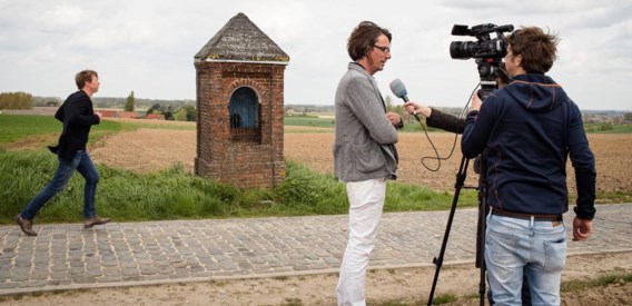 Kris Martin (l.) en Jan Hoet Junior bij het veldkapelletje met een sculptuur van Michaël Borremans.