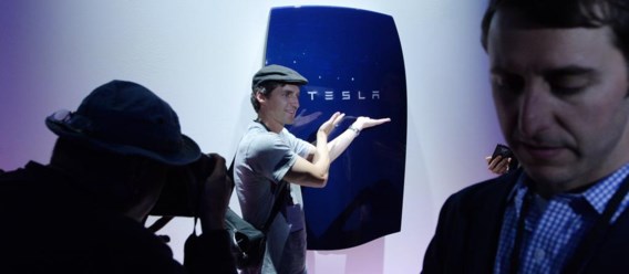 De thuisbatterij van Tesla ziet eruit als een soort verwarmingsketel en kan bijvoorbeeld in een garage worden opgehangen.