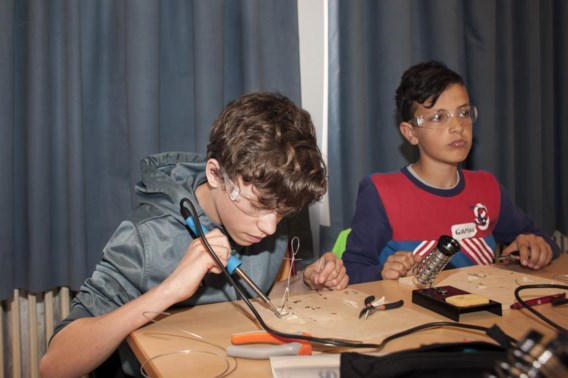 Een les solderen. De kinderen die zich hebben ingeschreven voor de nieuwe STEM-campus in Antwerpen, kregen gisteren al een voorproefje in het Lyceum Meir.