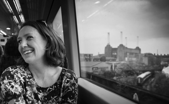 De Engelse journaliste en auteur Paula Hawkins in de trein, waar ze ook haar verhaal laat afspelen.