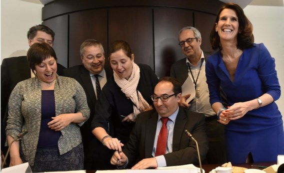 Het aasgieren-wetsvoorstel van Luk Van Biesen (Open VLD, derde van links) en Ahmed Laaouej (PS) werd ondertekend door meerderheid en oppositie.