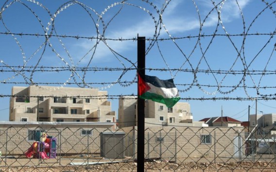 Een Palestijns vlaggetje wappert bij de illegale Israëlische nederzetting Beitar Illit, net buiten Jeruzalem.