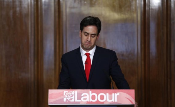 Labourleider Ed Miliband gooit de handdoek: ‘Sorry dat ik faalde’.
