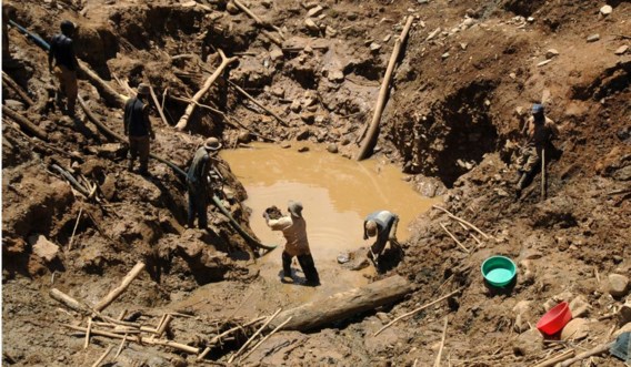 Mijnwerkers ziften modder in een goudmijn in Mongwalu, Congo. Onder meer importeurs, smelterijen en raffinaderijen van goud zullen de oorsprong van het mineraal moeten traceren. 