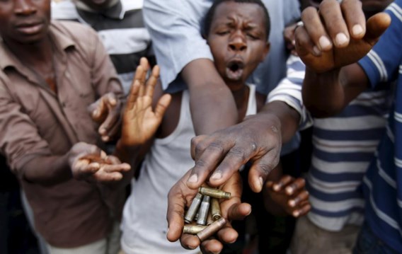 Boze Burundezen ‘bewijzen’ dat leger en politie in Bujumbura met scherp schieten. 
