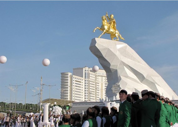 De president van Turkmenistan, Goerbangoeli Berdimoechamedov (57), heeft een eerste standbeeld van zichzelf onthuld. Het is een marmeren rots van 20 meter hoog, met daarop, in bladgoud, de president gezeten op een steigerende Akhal-Teke hengst. Het gesloten Turkmenistan vereert zijn leider, van opleiding een tandarts, als een halfgod. Zijn volk noemt hem Arkadag (de Chef). Bij de vorige verkiezingen, in 2012, werd hij met 97 % van de stemmen herkozen. Hoewel zijn beeltenis overal in het land opduikt op billboards en portretten, is dit het eerste standbeeld van Berdimoecha-medov. Daarmee doet hij het veel bescheidener dan zijn voorganger Saparmurat Niyazov, die in 2006 plots overleed. Het hele land is bezaaid met beelden van ‘de Vader der Turkmenen’, met als uitschieter een gouden standbeeld van 12 meter op een 95 meter hoge toren.
