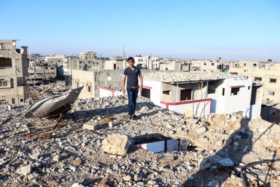 Boven op het dak is het zicht op Shejaiya, een buitenwijk aan de oostkant van Gaza-Stad, nog triester dan op de begane grond. We zien een woestijn van puin.