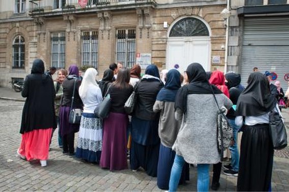 Brusselse school weert te lange rokken