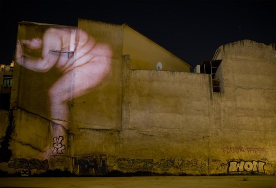 Een van de  videoprojecties van de Brusselse  kunstenaar  Kris Verdonck  in Athene. 