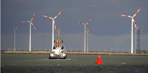 Windmolens in de haven van Zeebrugge.