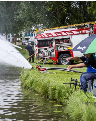 De brandweer pompte meer zuurstof in de vijver.