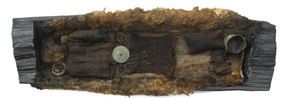 Het meisje van Egtved, met luxueuze wollen kleren in haar dure eiken kist.