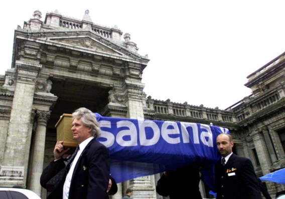 Eind november 2001. Aan de Brusselse rechtbank dragen personeelsleden Sabena symbolisch ten grave.