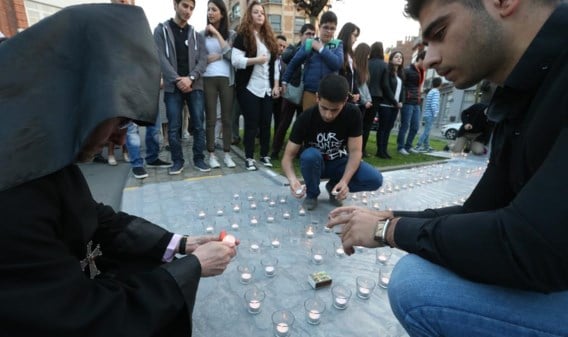 Eind april werden in Brussel kaarsjes geplaatst aan het monument ter herdenking van de Armeense genocide.