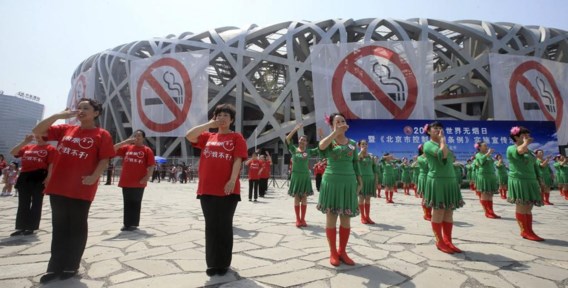 De start van de anti-rookcampagne voor het olympische ‘Vogelnest’ in Peking. De WHO berekende dat elke dertig seconden een Chinees sterft aan de gevolgen van tabak.