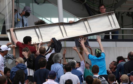 Toeschouwer geraakt door metalen plaat op Roland Garros